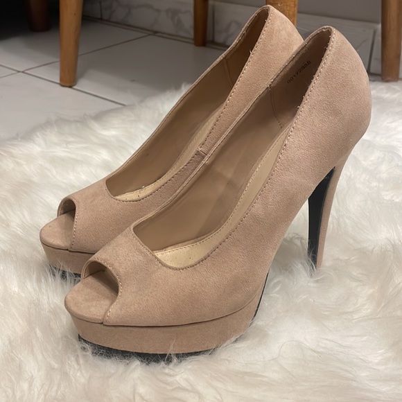 Tan heels - Picture 3 of 4